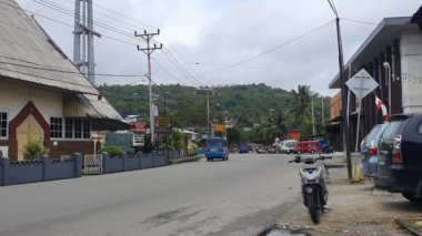 Ambon, Endonezya - 26 Eylül 2021: Ambon, Molucca 'nın Lateri bölgesinde arabalar ve motorsikletler tarafından geçen trafik koşulları