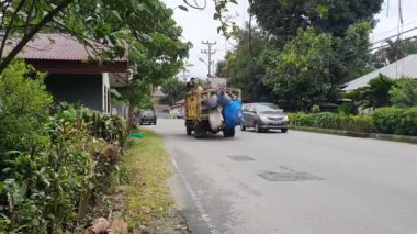 Ambon, Endonezya - 26 Eylül 2021: Ambon, Molucca 'nın Lateri bölgesinde arabalar ve motorsikletler tarafından geçen trafik koşulları