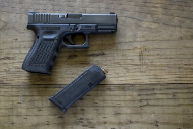 Siyah polimer 9mm tabanca ile dergi