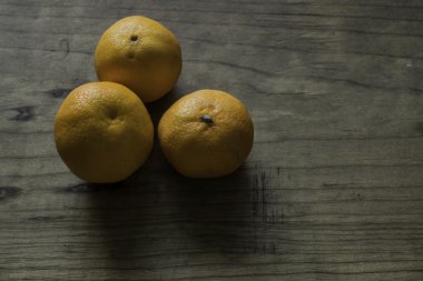 Clementines ahşap bir masa üzerinde