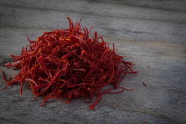 Ahşap masa üzerinde Farsça safran