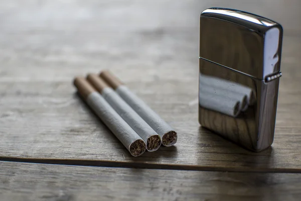Cigarettes et briquet argenté — Photo