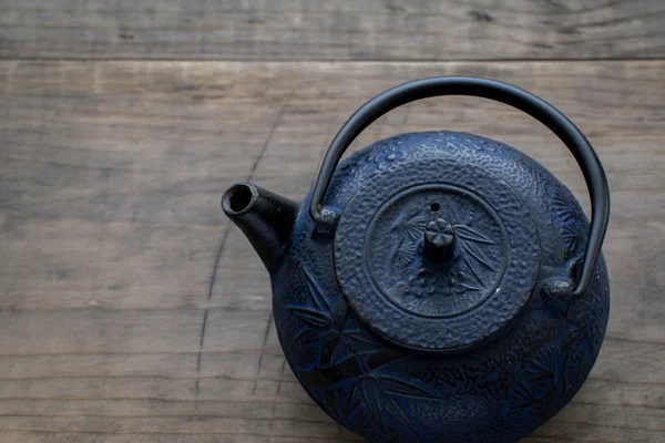 Mavi dökme demir oryantal çaydanlık