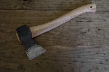 El dövme çelik balta