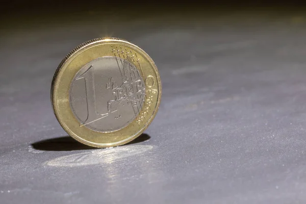 Ένα Κέρμα Ευρώ Που Απομονώνεται Γκρι Φόντο — Φωτογραφία Αρχείου