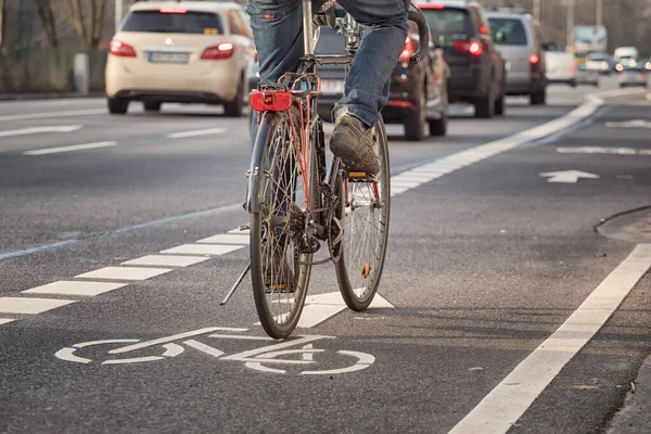 Radfahrer Auf Radweg Der Stadt — Stockfoto