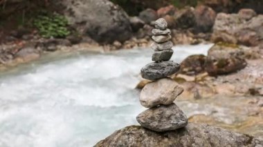 Akan suyun yanında taş kule