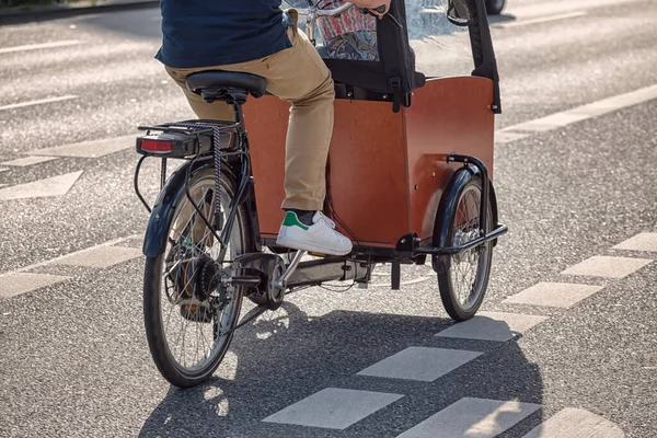 Pai Carregando Seu Filho Uma Bicicleta Carga — Fotografia de Stock