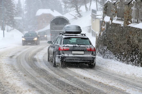 Kışın çatısı olan bir otomobil.