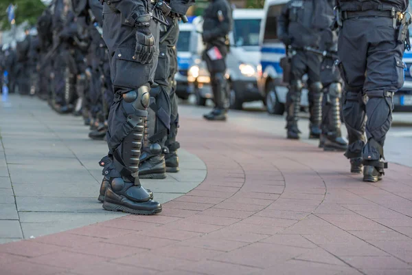 Police Émeute Allemande Debout Dans Une Rangée Sur Trottoir — Photo