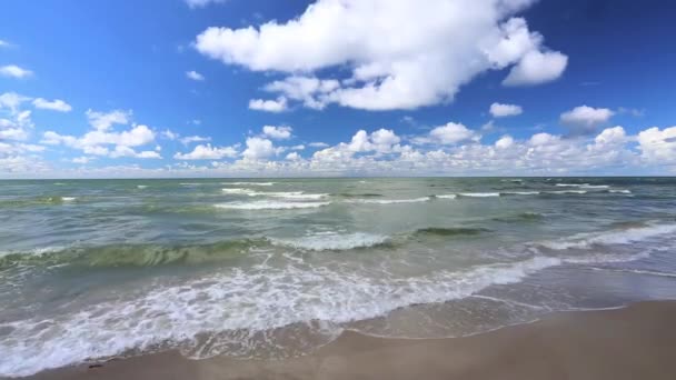 ビーチの天気の良い雲 — ストック動画