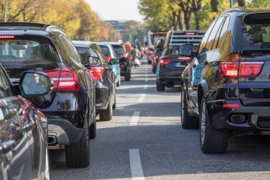 Hamburg 'da trafik sıkışıklığında bir SUV.