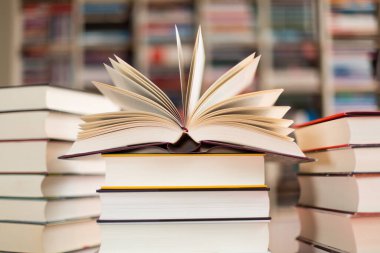 Bir yığın üzerinde açık kitap