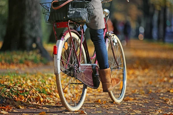 Kvinnlig Cyklist Hösten — Stockfoto