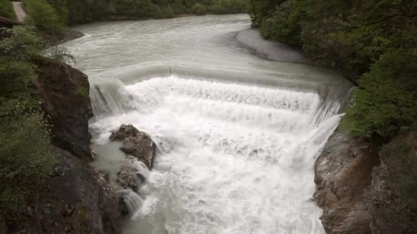 バイエルン州レヒ川の滝 — ストック動画