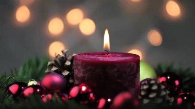 süslemeleri ile kırmızı yılbaşı mum