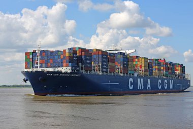 Amerigo Vespucci, Hamburg Limanı yolunda büyük bir konteynır.
