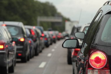 Alman otoyolundaki trafik sıkışıklığında arabalar
