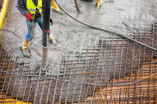 Trabajador Distribuye Hormigón Fresco Con Tubo — Foto de Stock