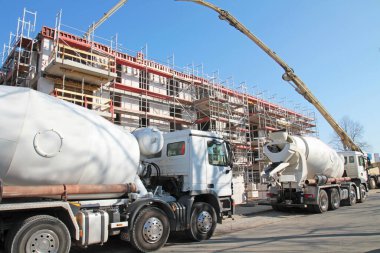 İnşaat alanında beton karıştırıcı