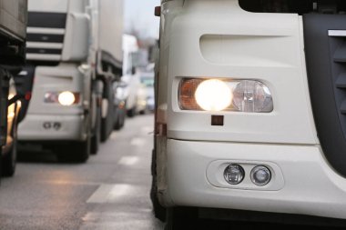 Trafik sıkışıklığında kamyonlar