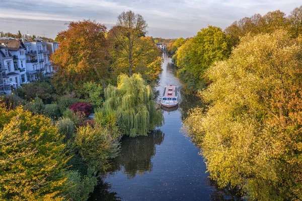 Hamburg 'da Alster Kanalı' ndaki gemi