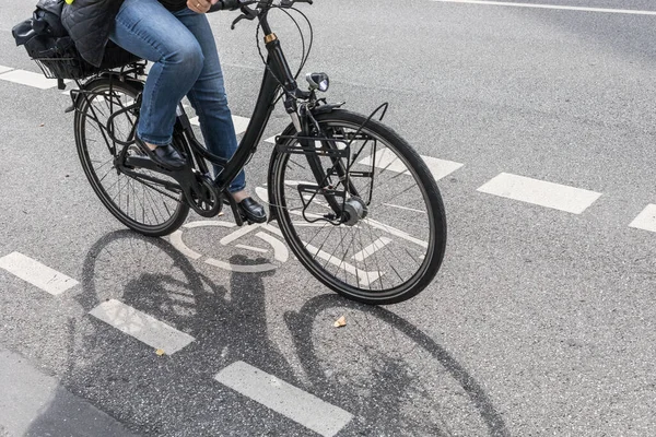 Schwarzes Fahrrad Auf Dem Radweg — Stockfoto