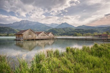 Bavyera 'daki Kochelsee Gölü' ndeki kayıkhaneler. 