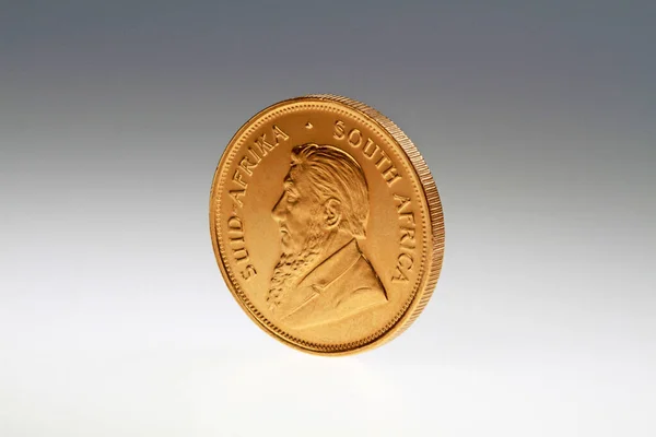 Χρυσό Νόμισμα Krugerrand Στέκεται Γκρι Φόντο — Φωτογραφία Αρχείου