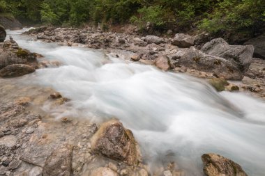 # Vahşi bir su deresinin uzun pozu #