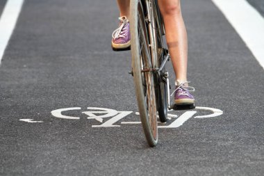 Yazın bayan bisikletçi