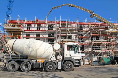 İnşaat alanında beton teslimatı