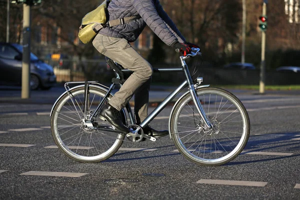 Homem Com Bolsa Ombro Bicicleta Antracite — Fotografia de Stock