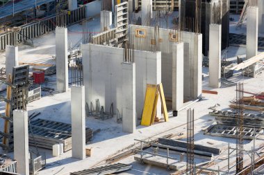 İnşaat alanındaki beton duvarlar
