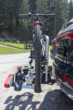 Dağ bisikleti arka bisikletli taşıyıcı.