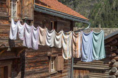 Eski ahşap evler arasında tasmalı çamaşırları.