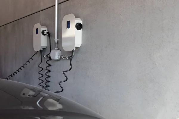 Beton bir duvarda elektrikli şarj aleti