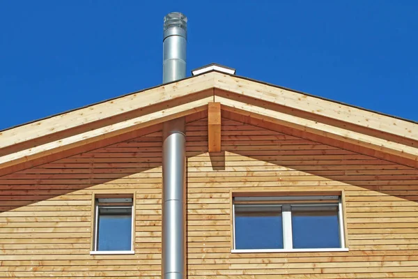 Ahşap cephede baca borusu