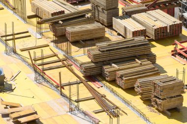 Yığılmış form kirişleri olan inşaat alanının havadan görüntüsü