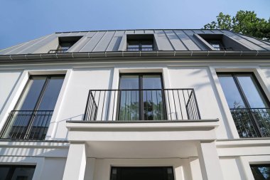 Modern bir malikanenin ön görüntüsü