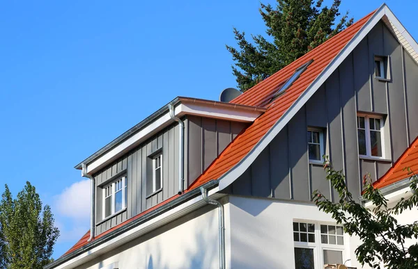 Düz bir yurdu olan yenilenmiş bir çatı.