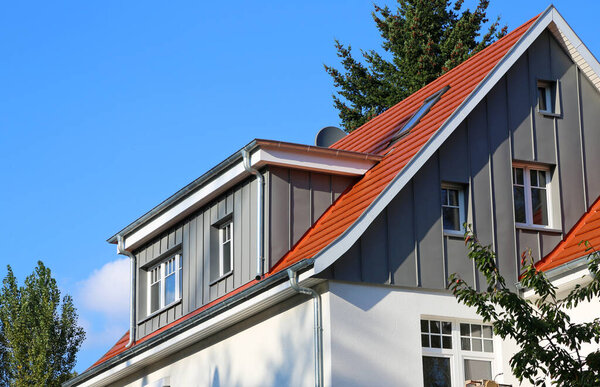 недавно отремонтированная крыша с прямой дормер