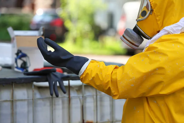 Koruyucu giysileri olan işçiler eldiven giyer