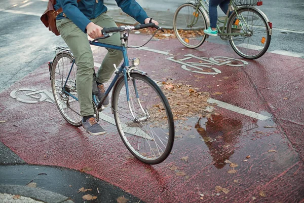 Sonbaharda su birikintisi olan çift yönlü bisiklet yolu