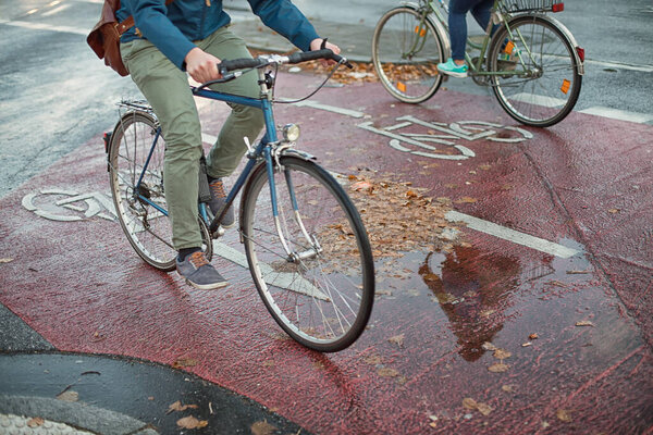 двунаправленная велосипедная дорожка с лужей осенью