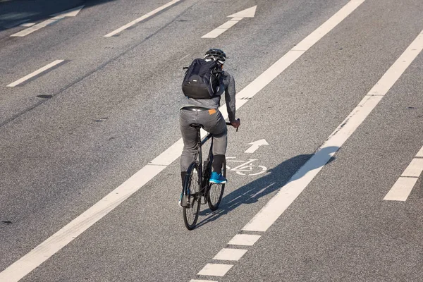 Ciclista Com Mochila Pista — Fotografia de Stock