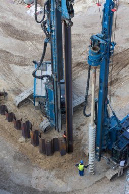 İnşaat alanındaki levhalar için sondaj kulesinin hava görüntüsü 