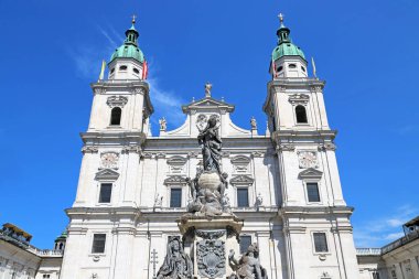 Güneşli bir günde Salzburg Katedrali 'nin önü