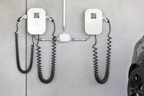 Beton bir duvarda elektrikli şarj aleti