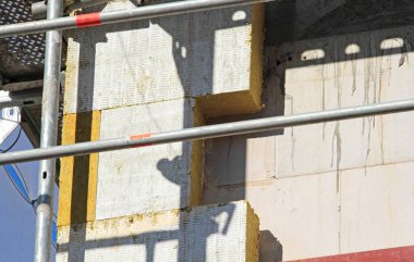 Konut binasında yünlü mineral yalıtımı